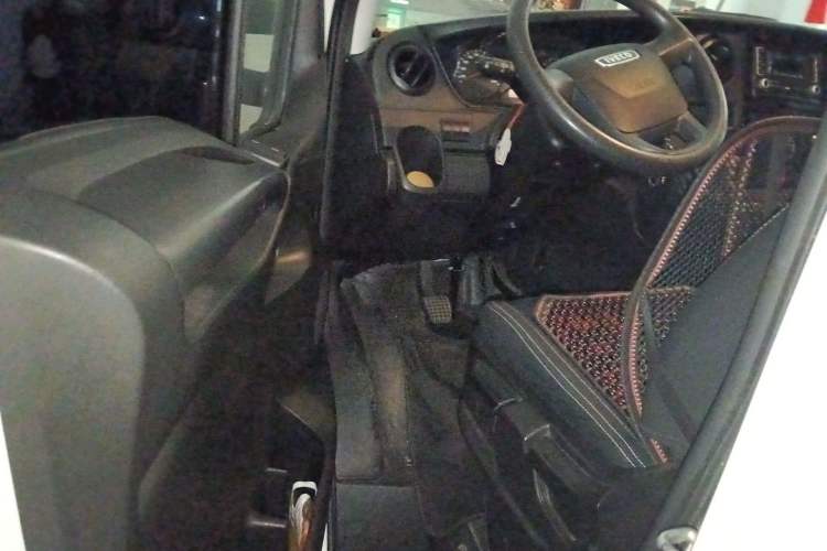 Used Iveco Eurocargo 2021 2.0T Manual Super-Rui Short Wheelbase Low-Roof Side-Hinged Door F1A Driver Seat