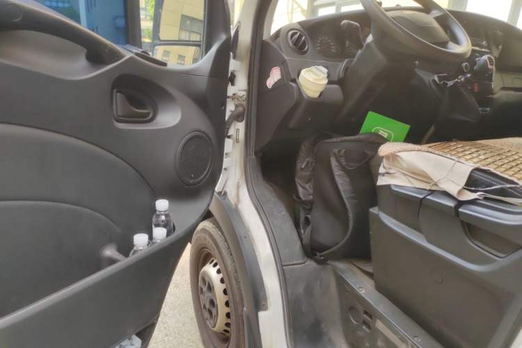Used Iveco Eurocargo 2021 2.0T Manual Super-Rui Short Wheelbase Low-Roof Side-Hinged Door F1A Driver Seat