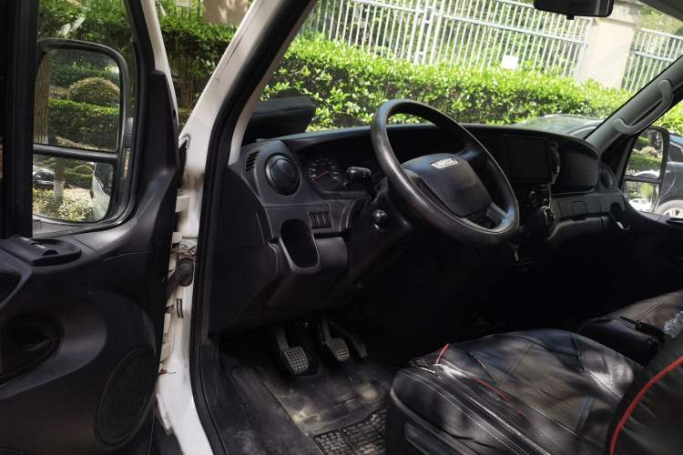 Used Iveco Eurocargo 2021 2.0T Manual Super-Rui Short Wheelbase High-Roof Side-Sliding Door F1A Driver Seat