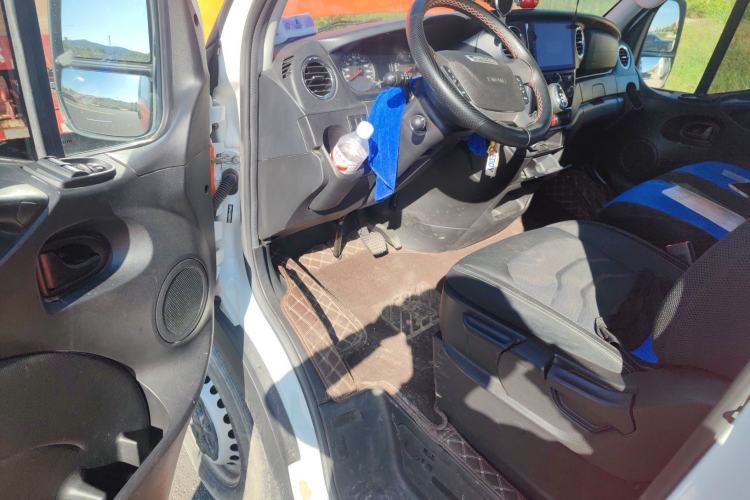 Used Iveco Eurocargo 2021 3.0T Automatic Chao Rui Short Wheelbase Low-Roof Side-Sliding Door F1C Driver Seat