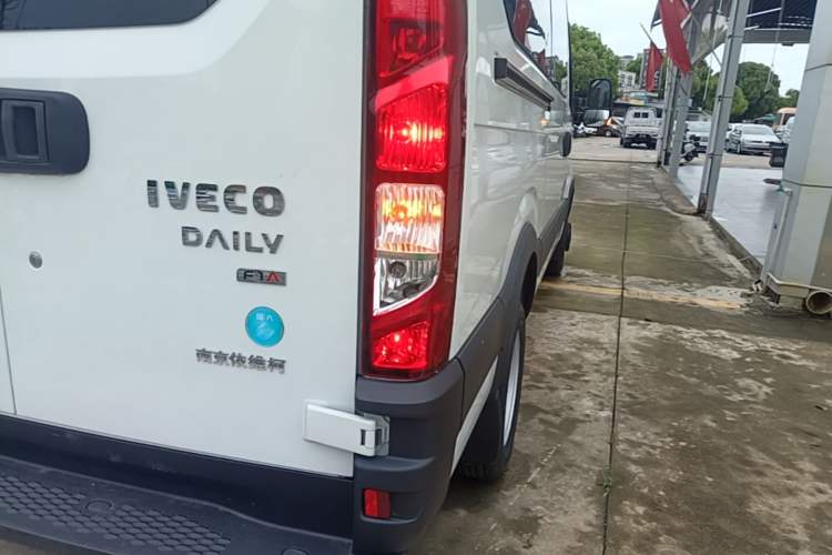 Used Iveco Eurocargo 2021 2.0T Manual Super Rui Long Wheelbase Short Overhang High Roof Side-Sliding Door F1A Exterior 3