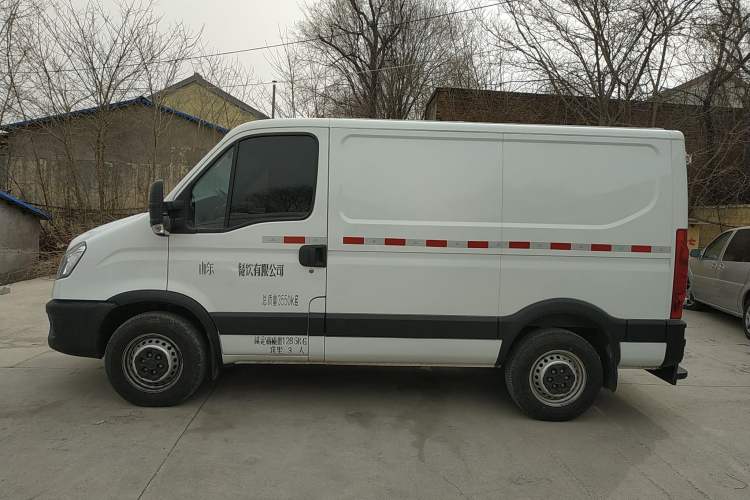 Used Iveco Eurocargo 2021 2.0T Manual - Yunrui Short Wheelbase Low-Roof Side-Sliding Door F1A Exterior 3