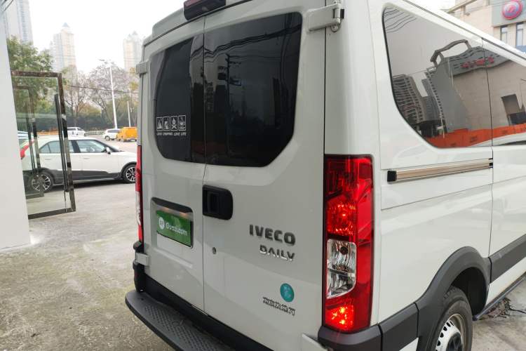 Used Iveco Eurocargo 2021 3.0T Automatic Chao Rui Short Wheelbase Low-Roof Side-Sliding Door F1C Exterior 4