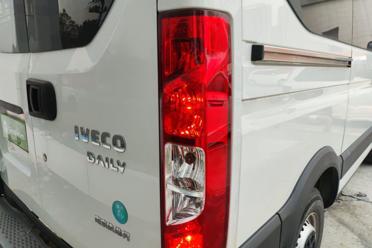 Used Iveco Eurocargo 2021 3.0T Automatic Chao Rui Short Wheelbase Low-Roof Side-Sliding Door F1C Exterior 6