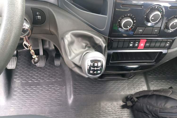 Used Iveco Eurocargo 2021 2.0T Manual Super-Rui Short Wheelbase High-Roof Side-Sliding Door F1A Gear Lever