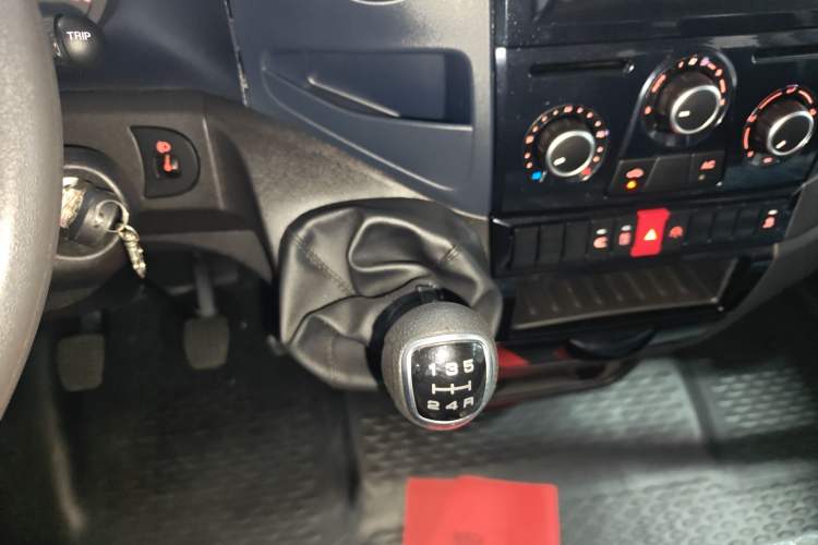Used Iveco Eurocargo 2021 2.0T Manual Super-Rui Short Wheelbase High-Roof Side-Sliding Door F1A Gear Lever