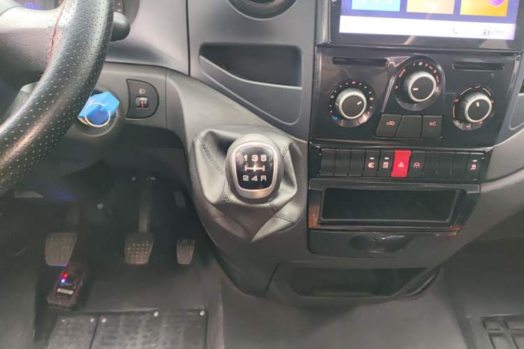 Used Iveco Eurocargo 2021 2.0T Manual Super Rui Long Wheelbase Short Overhang High Roof Side-Sliding Door F1A Gear Lever