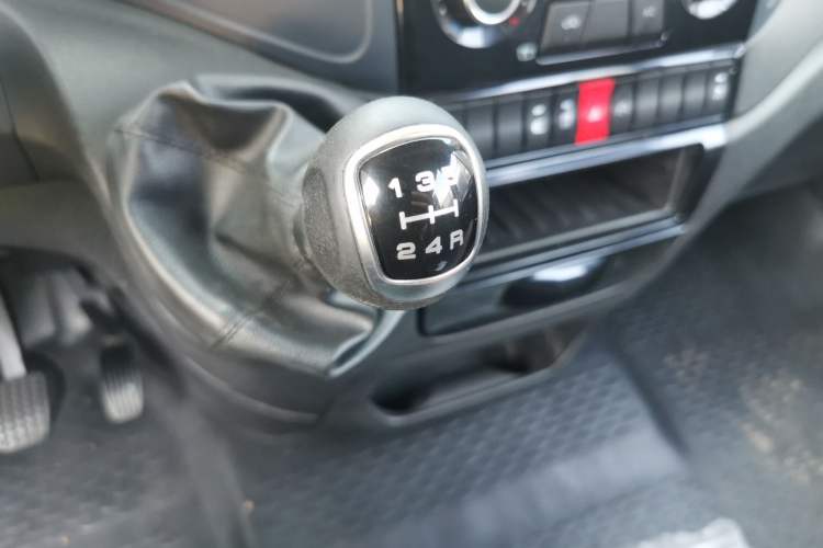 Used Iveco Eurocargo 2021 2.0T Manual Super Rui Long Wheelbase Short Overhang High Roof Side-Sliding Door F1A Gear Lever