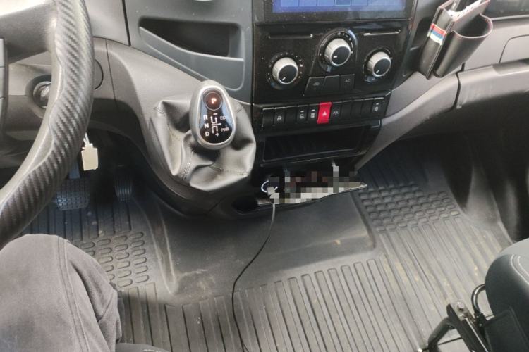 Used Iveco Eurocargo 2021 3.0T Automatic Chao Rui Short Wheelbase Low-Roof Side-Sliding Door F1C Gear Lever