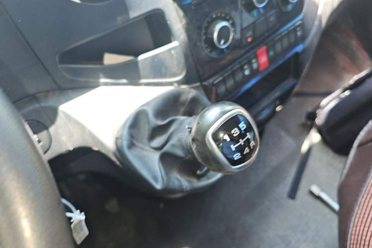 Used Iveco Eurocargo 2021 2.0T Manual Super-Rui Short Wheelbase High-Roof Side-Sliding Door F1A Gear Lever