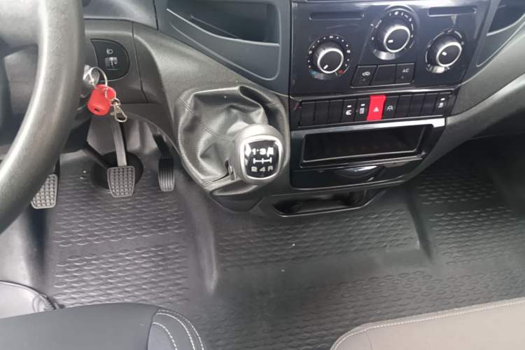 Used Iveco Eurocargo 2021 2.0T Manual Super Rui Long Wheelbase Short Overhang High Roof Side-Sliding Door F1A Gear Lever