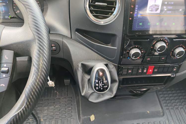 Used Iveco Eurocargo 2021 3.0T Automatic Chao Rui Short Wheelbase Low-Roof Side-Sliding Door F1C Gear Lever