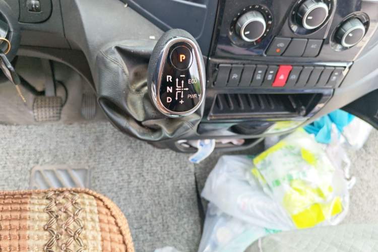 Used Iveco Eurocargo 2021 3.0T Automatic Super-Rui Short Wheelbase Low-Roof Manual-Door F1C Gear Lever