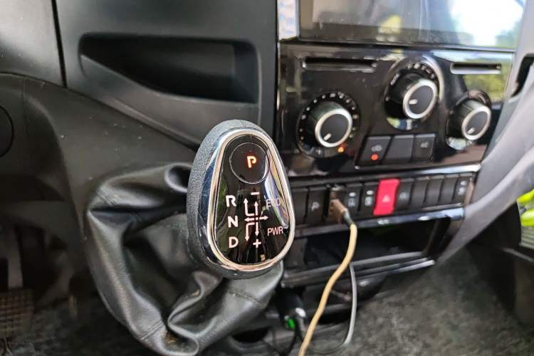 Used Iveco Eurocargo 2021 3.0T Automatic Chao Rui Short Wheelbase Low-Roof Side-Sliding Door F1C Gear Lever