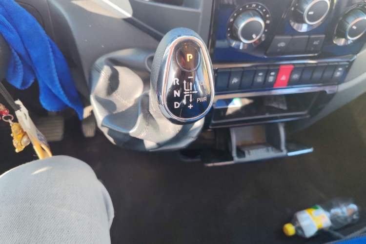 Used Iveco Eurocargo 2021 3.0T Automatic Chao Rui Short Wheelbase Low-Roof Side-Sliding Door F1C Gear Lever