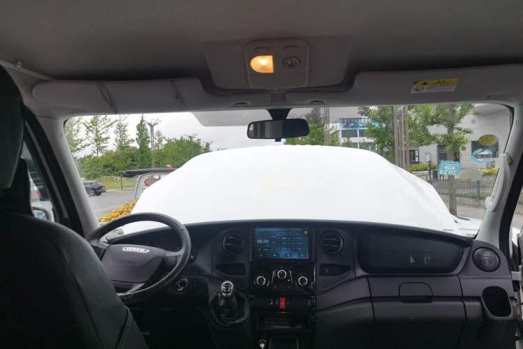 Used Iveco Eurocargo 2021 2.0T Manual Super-Rui Short Wheelbase Low-Roof Side-Hinged Door F1A Headliner