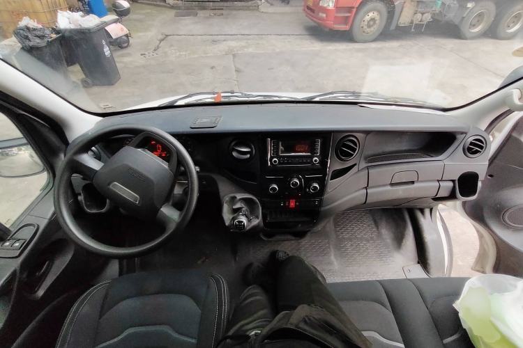 Used Iveco Eurocargo 2021 2.0T Manual - Yunrui Short Wheelbase Low-Roof Manual Door F1A Interior 2