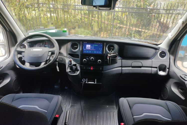 Used Iveco Eurocargo 2021 3.0T Automatic Chao Rui Short Wheelbase Low-Roof Side-Sliding Door F1C Interior 2