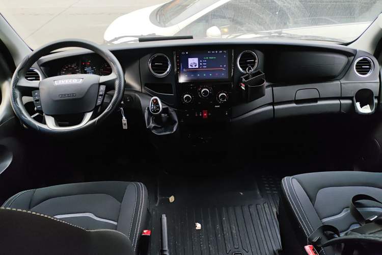 Used Iveco Eurocargo 2021 3.0T Automatic Chao Rui Short Wheelbase Low-Roof Side-Sliding Door F1C Interior 2
