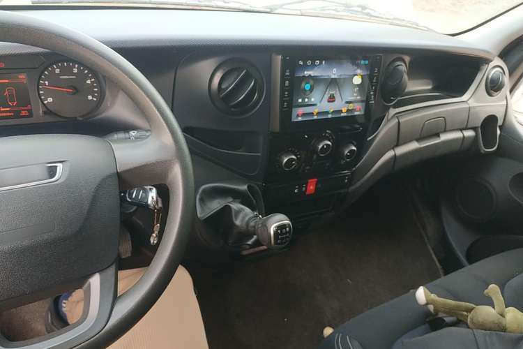 Used Iveco Eurocargo 2021 2.0T Manual - Yunrui Short Wheelbase Low-Roof Side-Sliding Door F1A Interior 2