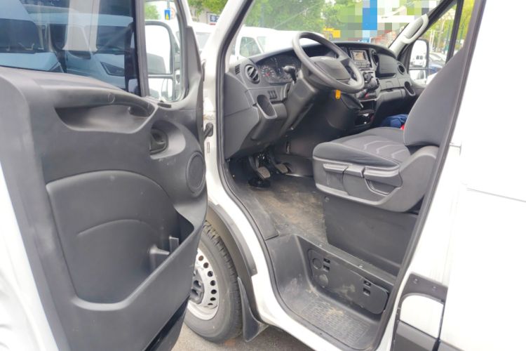 Used Iveco Eurocargo 2021 2.0T Manual Super-Rui Short Wheelbase High-Roof Side-Sliding Door F1A Interior 3