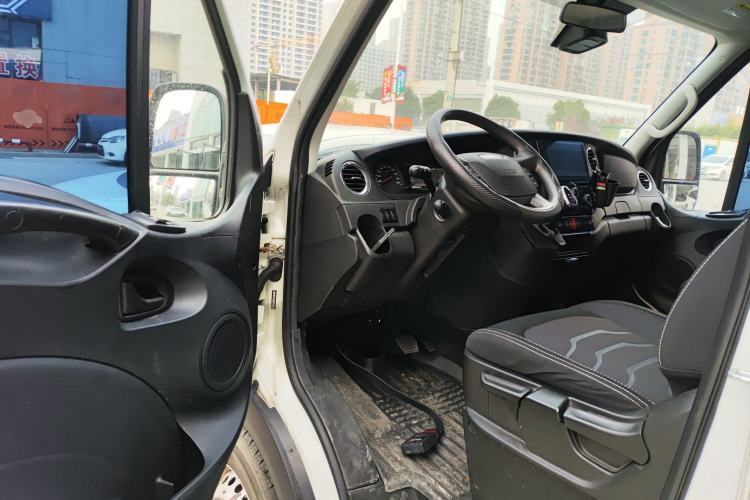 Used Iveco Eurocargo 2021 3.0T Automatic Chao Rui Short Wheelbase Low-Roof Side-Sliding Door F1C Interior 3