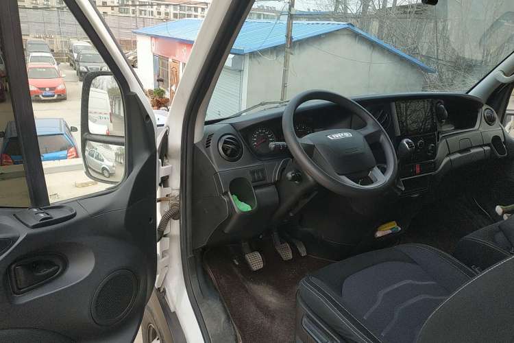 Used Iveco Eurocargo 2021 2.0T Manual - Yunrui Short Wheelbase Low-Roof Side-Sliding Door F1A Interior 3