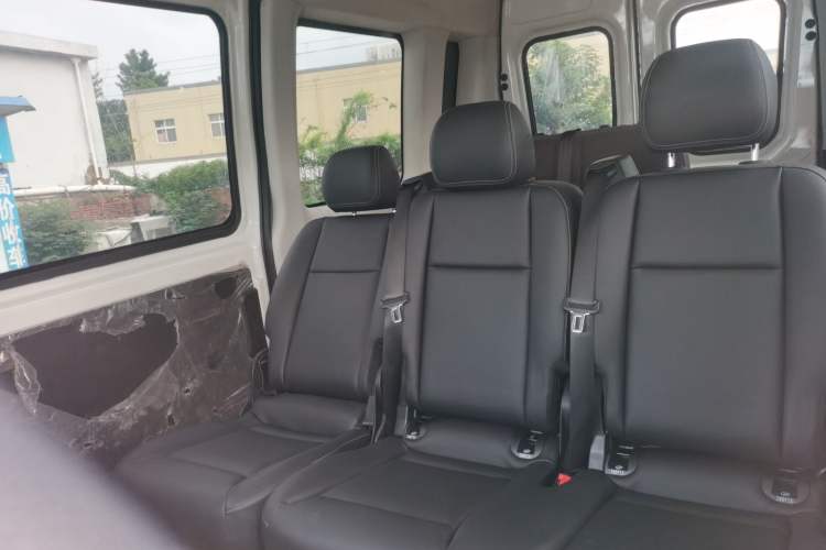 Used Iveco Eurocargo 2021 2.0T Manual Super-Rui Long Wheelbase Short Overhang High Roof Manual Doors F1A Interior 4