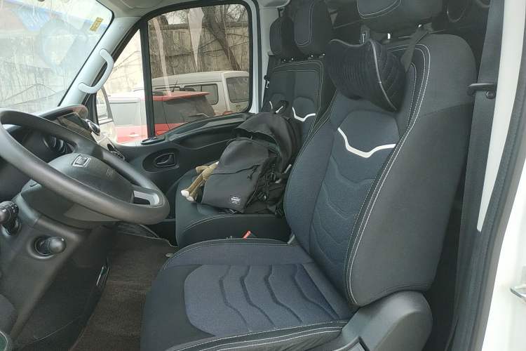 Used Iveco Eurocargo 2021 2.0T Manual - Yunrui Short Wheelbase Low-Roof Side-Sliding Door F1A Interior 4