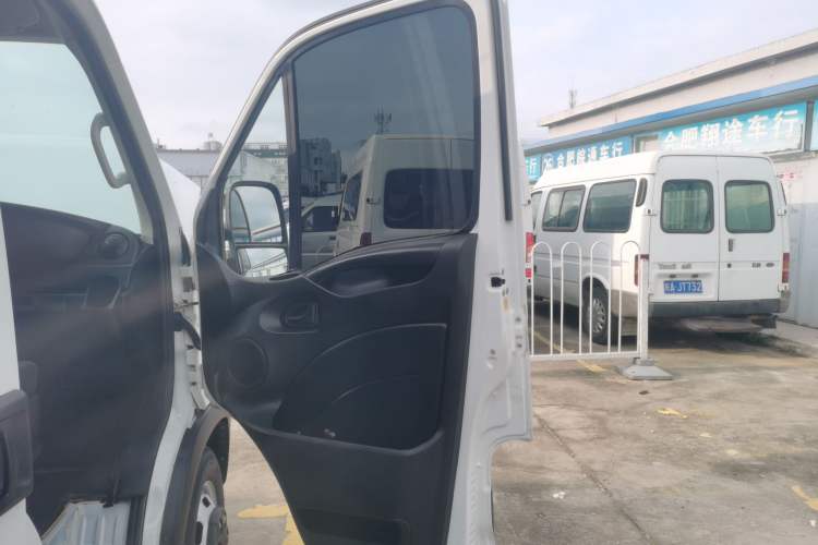 Used Iveco Eurocargo 2021 2.0T Manual Super-Rui Long Wheelbase Short Overhang High Roof Manual Doors F1A Interior 5