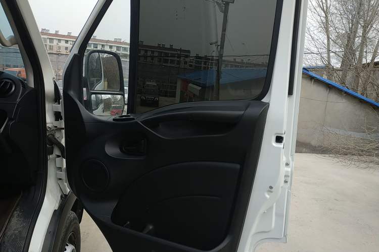 Used Iveco Eurocargo 2021 2.0T Manual - Yunrui Short Wheelbase Low-Roof Side-Sliding Door F1A Interior 5