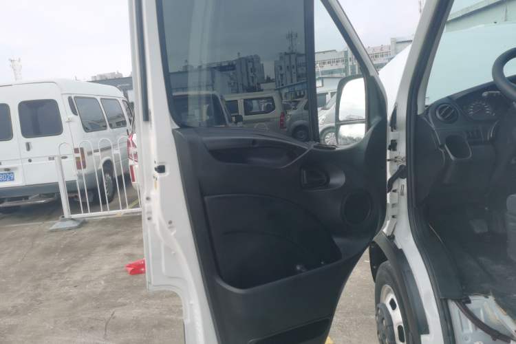 Used Iveco Eurocargo 2021 2.0T Manual Super-Rui Long Wheelbase Short Overhang High Roof Manual Doors F1A Interior 7