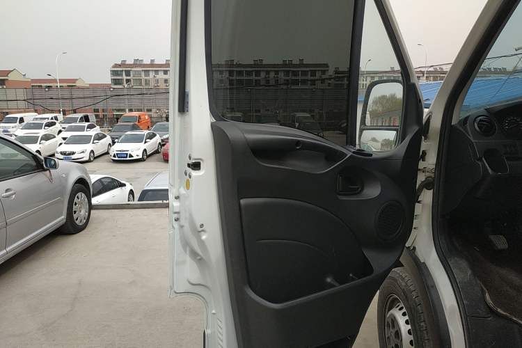 Used Iveco Eurocargo 2021 2.0T Manual - Yunrui Short Wheelbase Low-Roof Side-Sliding Door F1A Interior 7