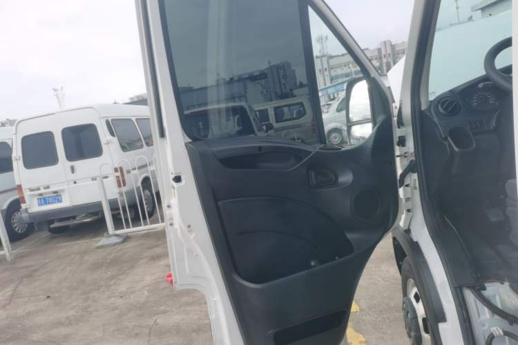 Used Iveco Eurocargo 2021 2.0T Manual Super-Rui Long Wheelbase Short Overhang High Roof Manual Doors F1A Interior 8