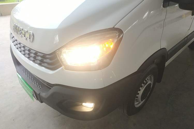 Used Iveco Eurocargo 2021 2.0T Manual Super-Rui Short Wheelbase Low-Roof Side-Hinged Door F1A Left Front Headlight