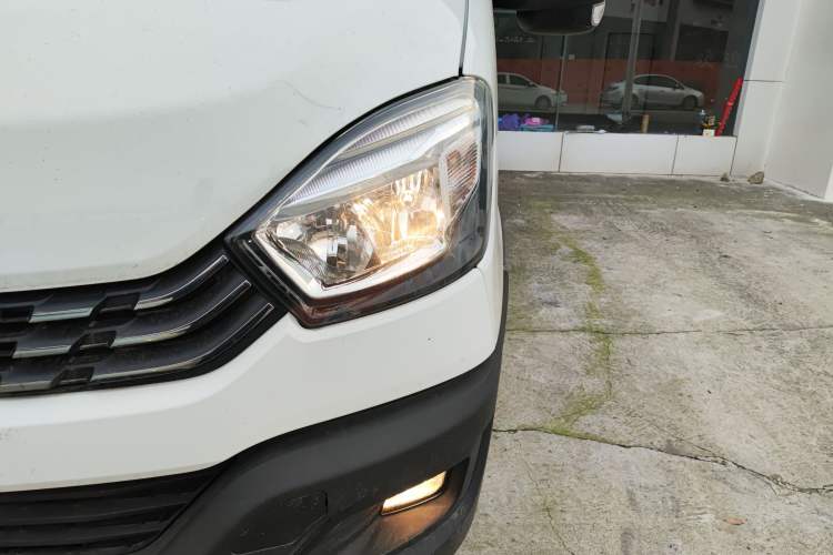 Used Iveco Eurocargo 2021 3.0T Automatic Chao Rui Short Wheelbase Low-Roof Side-Sliding Door F1C Left Front Headlight
