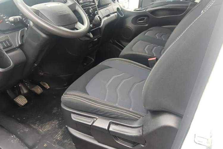 Used Iveco Eurocargo 2021 2.0T Manual Super-Rui Short Wheelbase Low-Roof Side-Hinged Door F1A Left Front Seat
