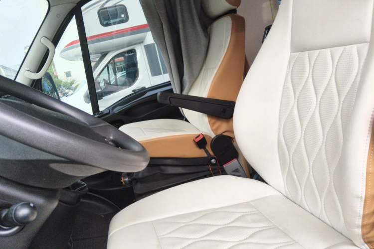 Used Iveco Eurocargo 2021 3.0T Automatic Chaorui Long-Wheelbase High-Roof Side-Sliding Door F1C (For Modification Only) Left Front Seat