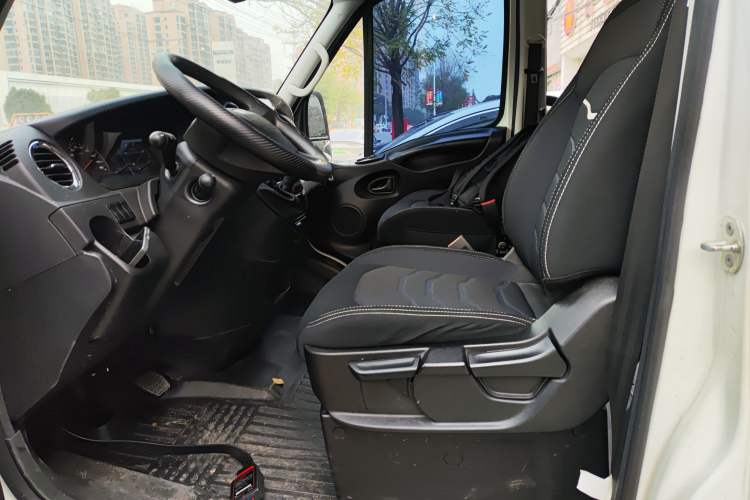 Used Iveco Eurocargo 2021 3.0T Automatic Chao Rui Short Wheelbase Low-Roof Side-Sliding Door F1C Left Front Seat