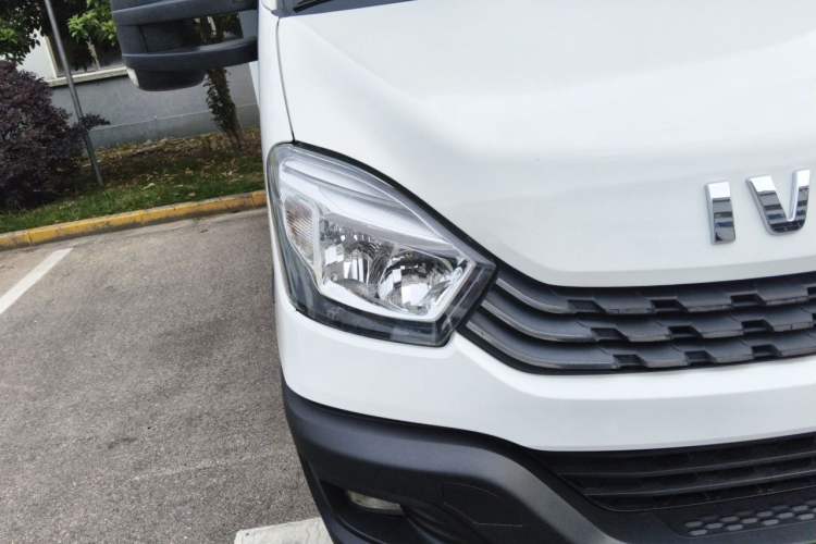 Used Iveco Eurocargo 2021 3.0T Automatic Chaorui Long-Wheelbase High-Roof Side-Sliding Door F1C (For Modification Only) Right Front Headlight
