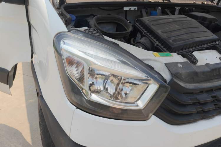 Used Iveco Eurocargo 2021 2.0T Manual Super-Rui Short Wheelbase High-Roof Side-Sliding Door F1A Right Front Headlight