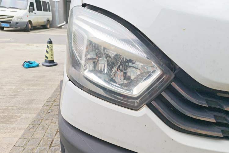 Used Iveco Eurocargo 2021 3.0T Automatic Super-Rui Short Wheelbase Low-Roof Manual-Door F1C Right Front Headlight