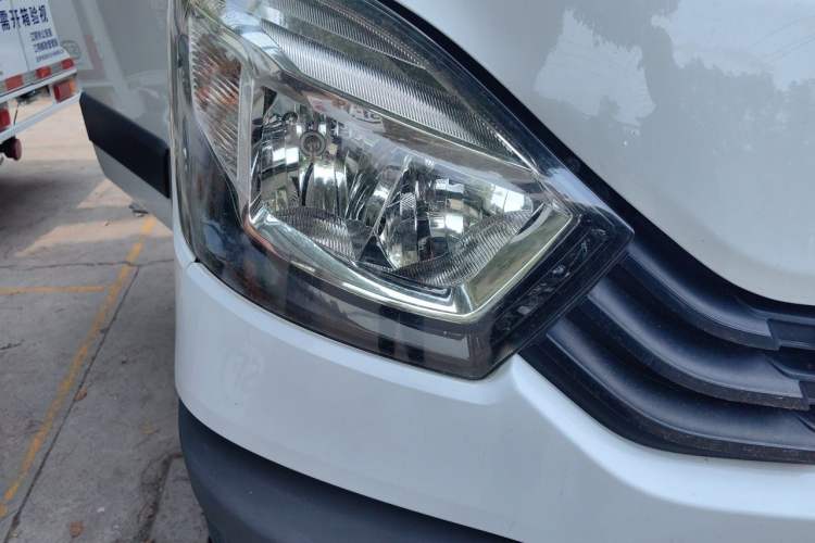 Used Iveco Eurocargo 2021 2.0T Manual Super-Rui Short Wheelbase Low-Roof Side-Hinged Door F1A Right Front Headlight