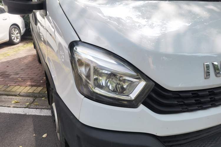 Used Iveco Eurocargo 2021 2.0T Manual Super-Rui Short Wheelbase High-Roof Side-Sliding Door F1A Right Front Headlight