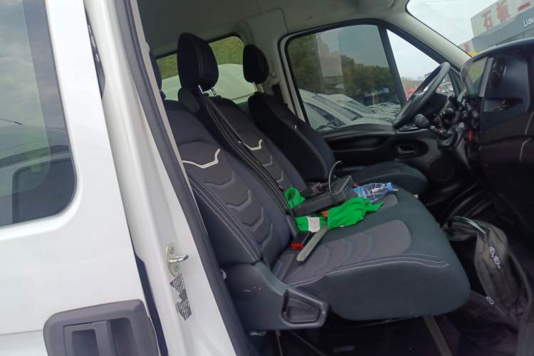 Used Iveco Eurocargo 2021 2.0T Manual Super-Rui Short Wheelbase High-Roof Side-Sliding Door F1A Right Front Seat