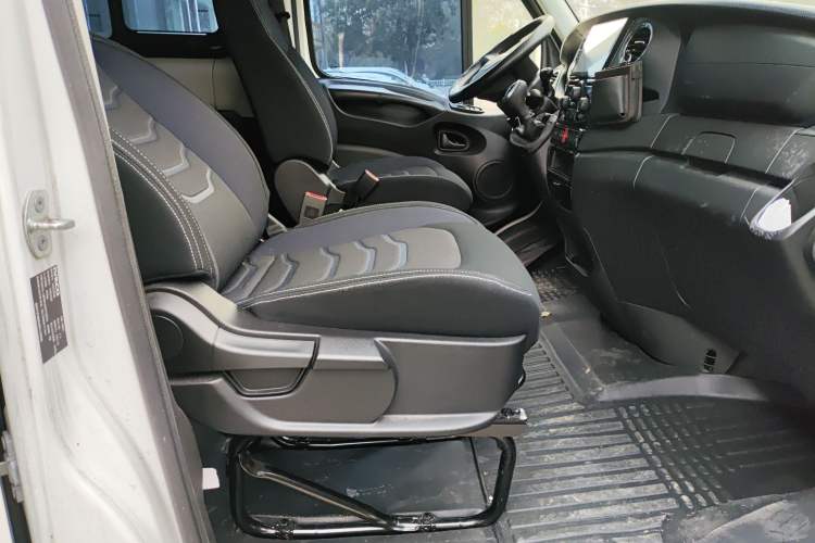 Used Iveco Eurocargo 2021 3.0T Automatic Chao Rui Short Wheelbase Low-Roof Side-Sliding Door F1C Right Front Seat