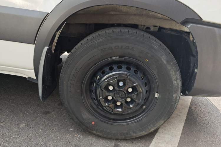 Used Iveco Eurocargo 2021 2.0T Manual Super-Rui Short Wheelbase High-Roof Side-Sliding Door F1A Right Front Wheel Hub