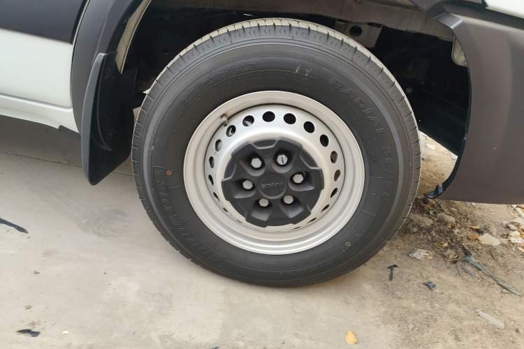 Used Iveco Eurocargo 2021 2.0T Manual Super Rui Short Wheelbase Low-Roof Manual Door F1A Right Front Wheel Hub