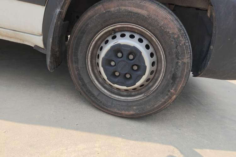 Used Iveco Eurocargo 2021 2.0T Manual Super-Rui Short Wheelbase High-Roof Side-Sliding Door F1A Right Front Wheel Hub