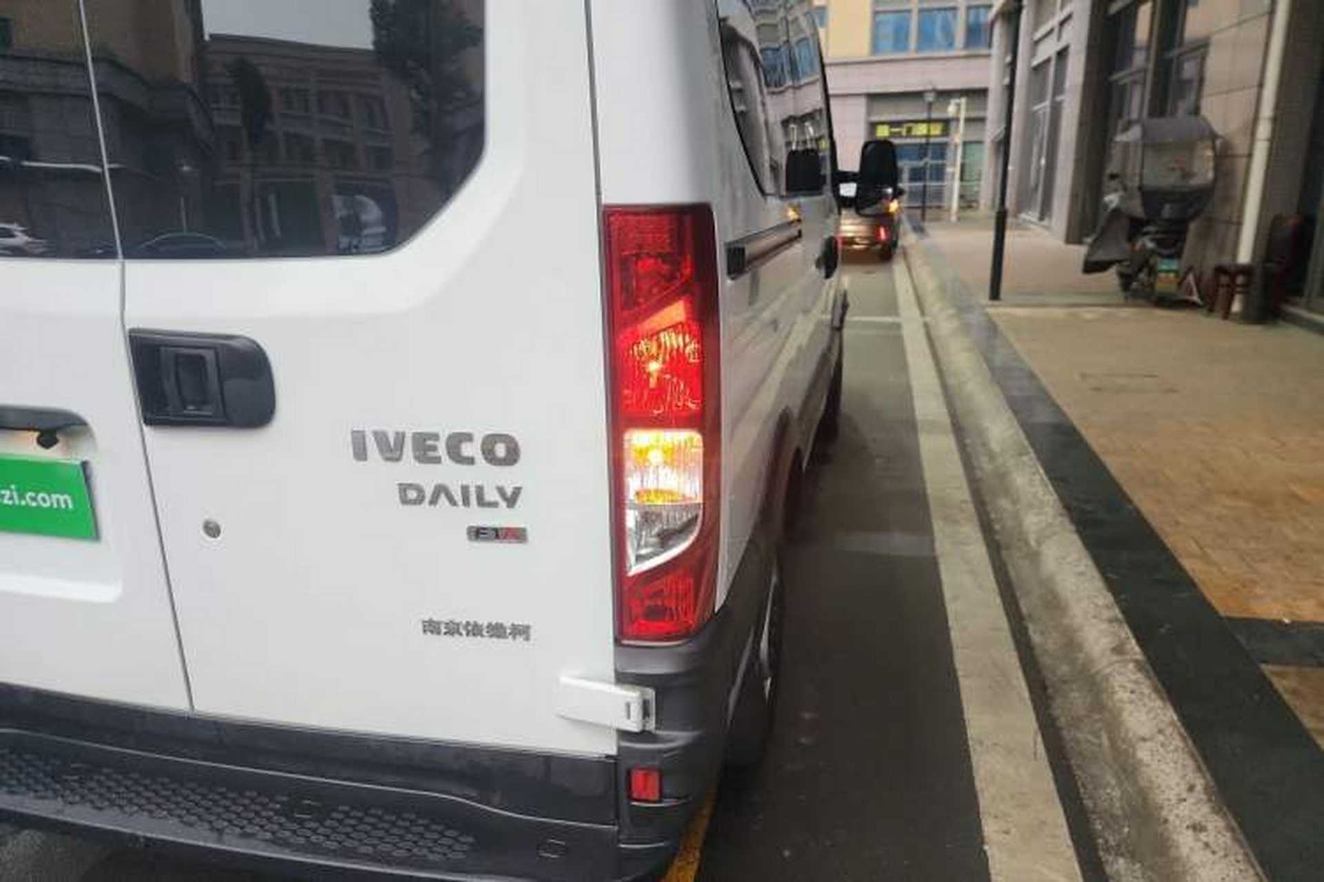 Used Iveco Eurocargo 2021 2.0T Manual Super-Rui Short Wheelbase High-Roof Side-Sliding Door F1A Right Rear Taillight